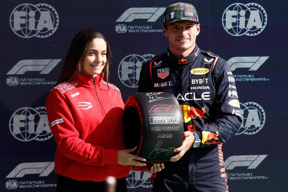 Max Verstappen krijgt de pole-trofee van Marta Garcia, de leider in de FIA Academy.