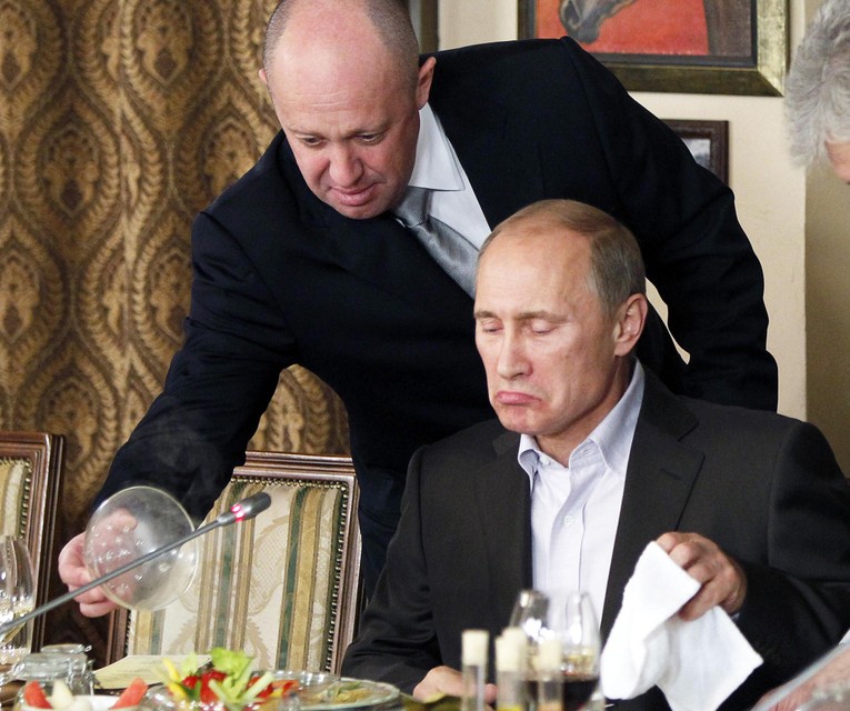 Yevgeny Prigozhin en de Russische president Vladimir Putin in een restaurant van Prigozhin  bij Moskou, in november 2011.  