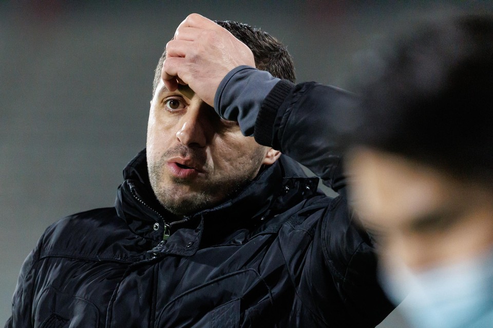 KV Kortrijk-coach Karmin Belhocine krabt zich aan het voorhoofd. Een puntendeling in eigen huis tegen Eupen, daar had hij vooraf geen vrede mee genomen. 