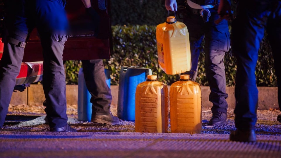 De politie vond 30 lege en een zestal gevulde jerrycans, goed voor zo’n 100 liter gestolen mazout. 
