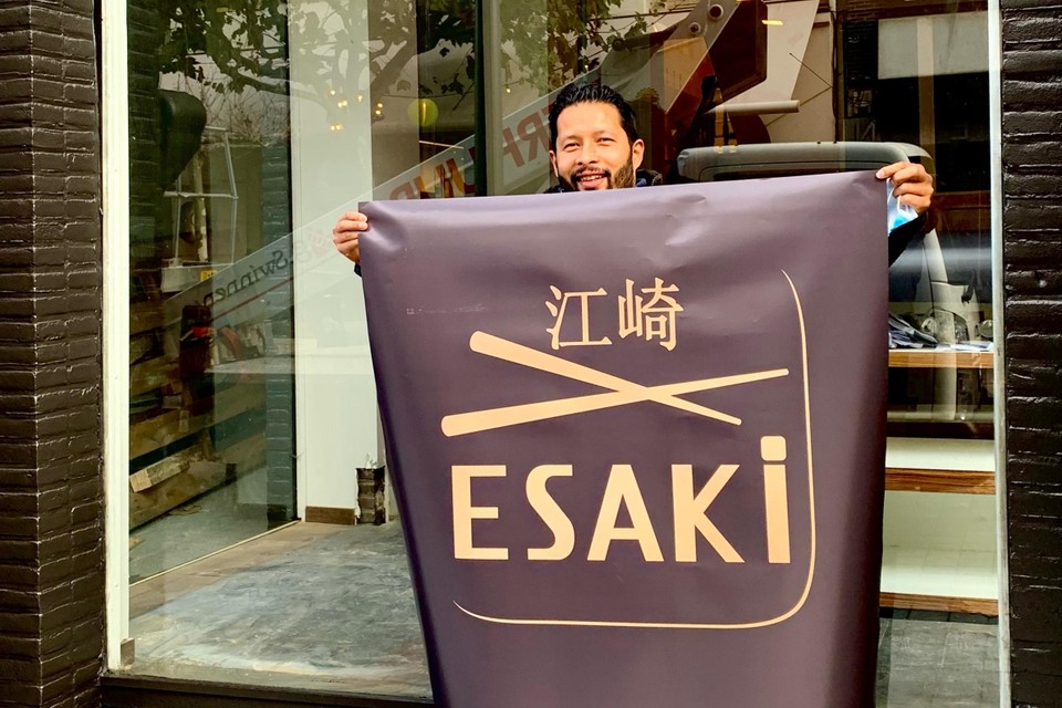 Esaki, hier in de Stationstraat in Genk Centrum met eigenaar Krishna Simkhada, kan vlak voor Genk on Stage van start gaat de deuren weer openen. 