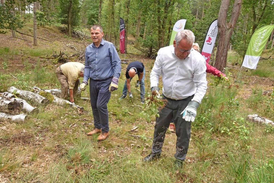 Schepen Jef Verpoorten en burgemeester Alain Yzermans gaven alvast de symbolische aanzet voor het natuurherstel. 