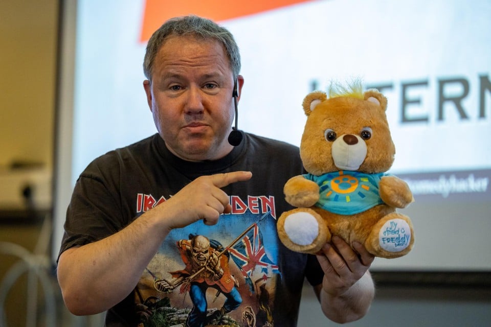 Ethische hacker Tobias Schrödel demonstreerde op de Duitse televisie al hoe hij met deze slimme teddybeer een kind kon ontvoeren. 