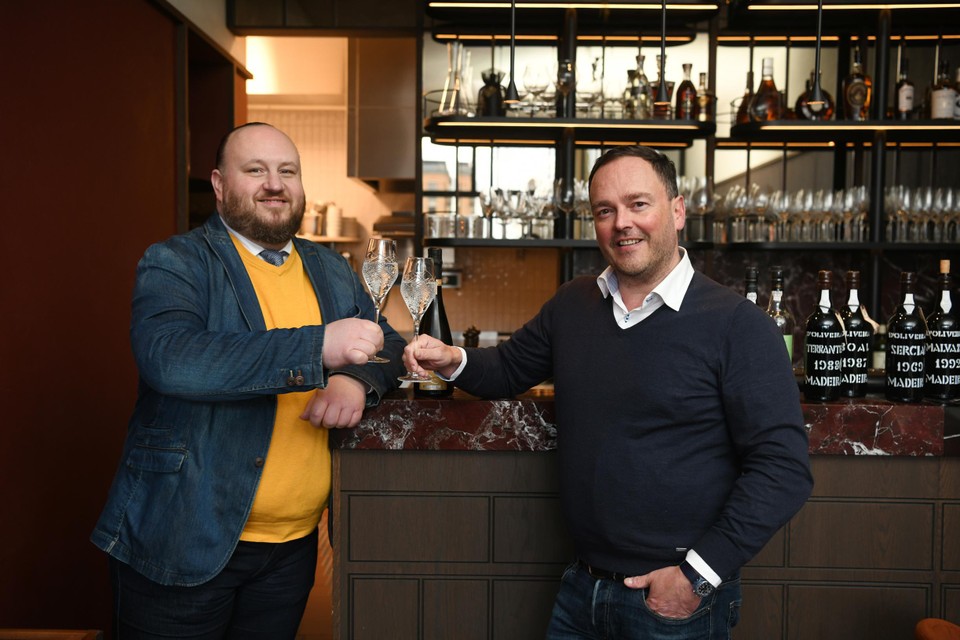 Zaakvoerder en sommelier Jurgen Lijcops (foto rechts) en chef-kok Wouter Van Tichelen van wijnbistro Glass in Antwerpen.
