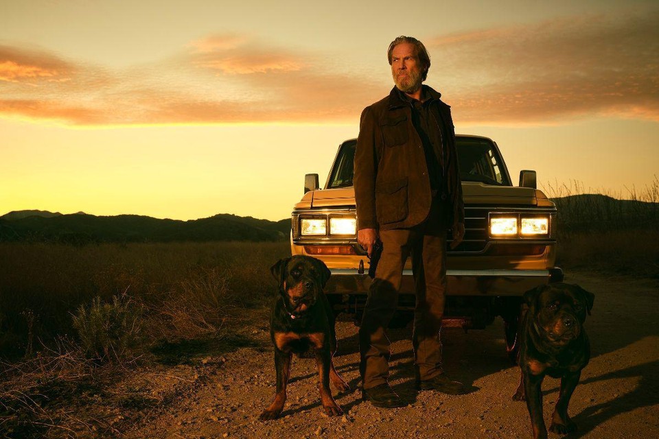 Ex-CIA-agent Johnny Kohler (Jeff Bridges) en zijn twee rottweilers in ‘The Old Man’. 