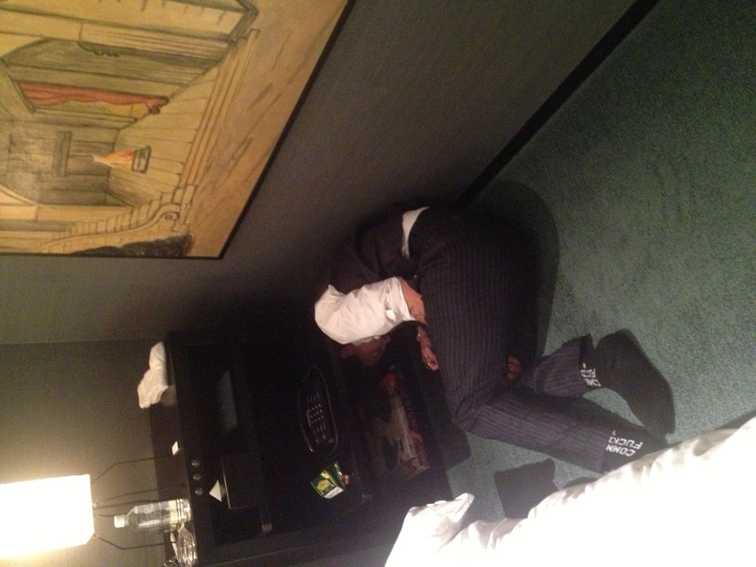 Op een foto is te zien hoe Depp op de grond ligt naast zijn bed, het hoofd steunt op een kast. 
