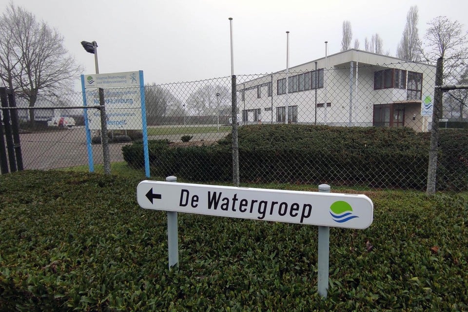 Het ruwe water uit de diepe ondergrond wordt in het waterproductiecentrum aan De Roosen behandeld tot het voldoet aan de normen van drinkwater. 