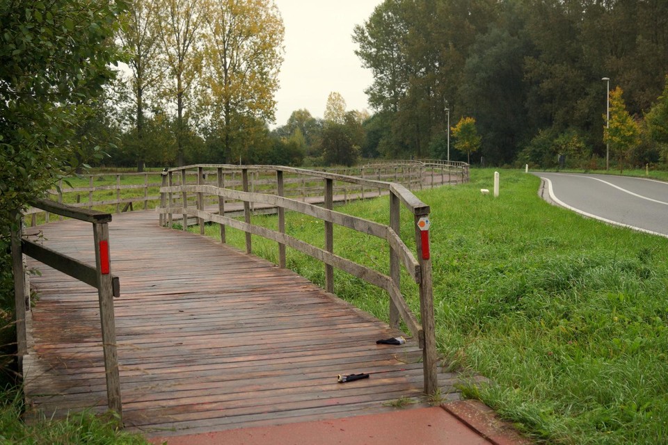 Om de verkeersveiligheid voor de fietsers te waarborgen werd de bestaande coating op de houten fietsbrug verwijderd. 