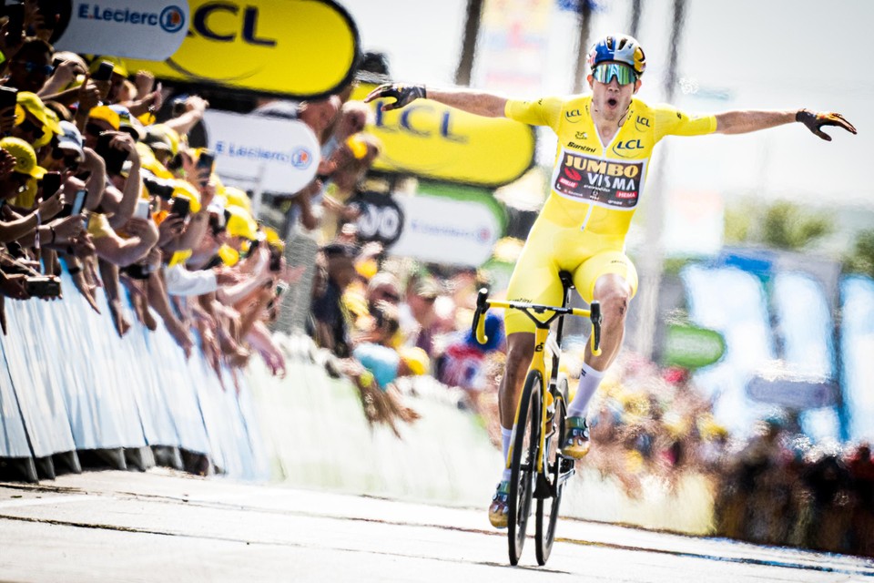 Nu al een legendarische foto: Van Aert pakte in de Tour uit met een straf nummer en won de rit naar Calais in het geel. 