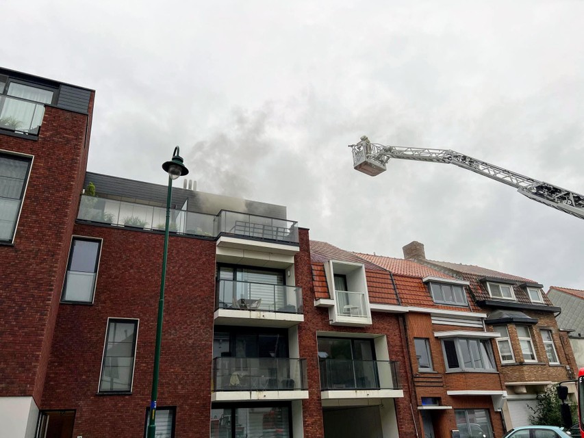 De brand brak uit in de keuken van het dakappartement aan de Dudzeelse Steenweg. 