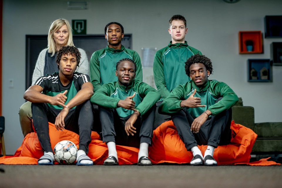 Dankzij een samenwerking tussen Lommel SK en het internaat Leefhuis Connect in Leopoldsburg kunnen jonge voetbaltalenten sinds kort terecht in het internaat. 