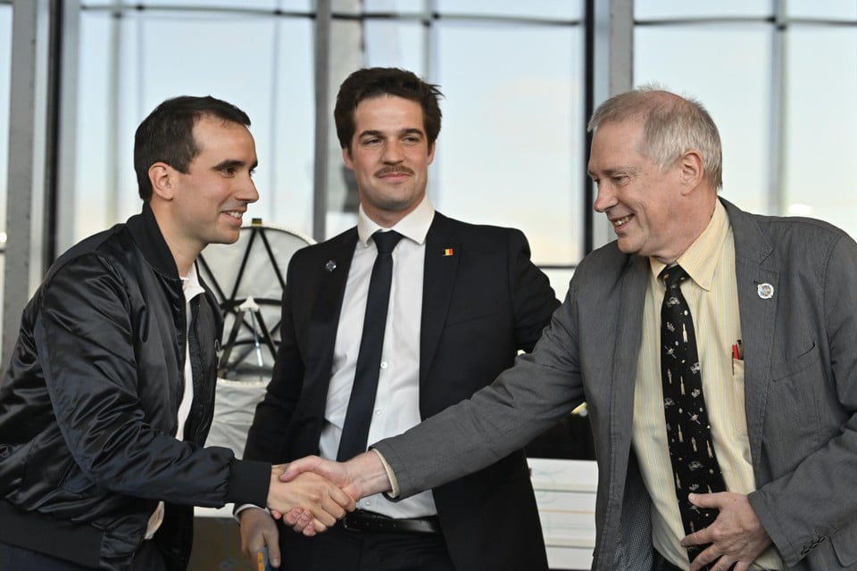 Raphäel Liégeois (links), staatssecretaris voor Wetenschapsbeleid Thomas Dermine (midden)  en Frank de Winne (rechts)  