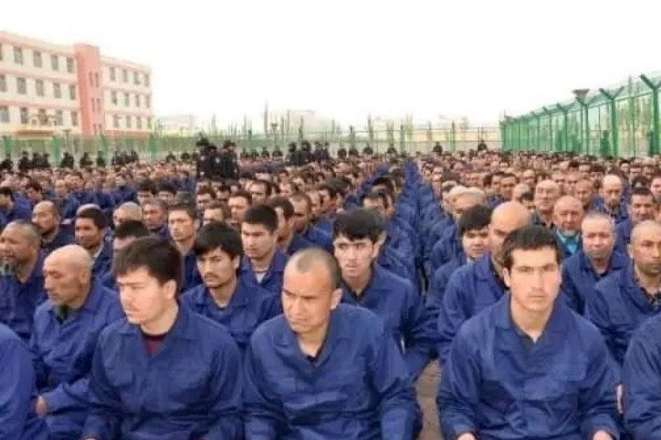 Een foto uit 2017 van wat China scholen noemt waar Oeigoeren vrijwillig naartoe komen om zich te wapenen tegen radicalisering.  