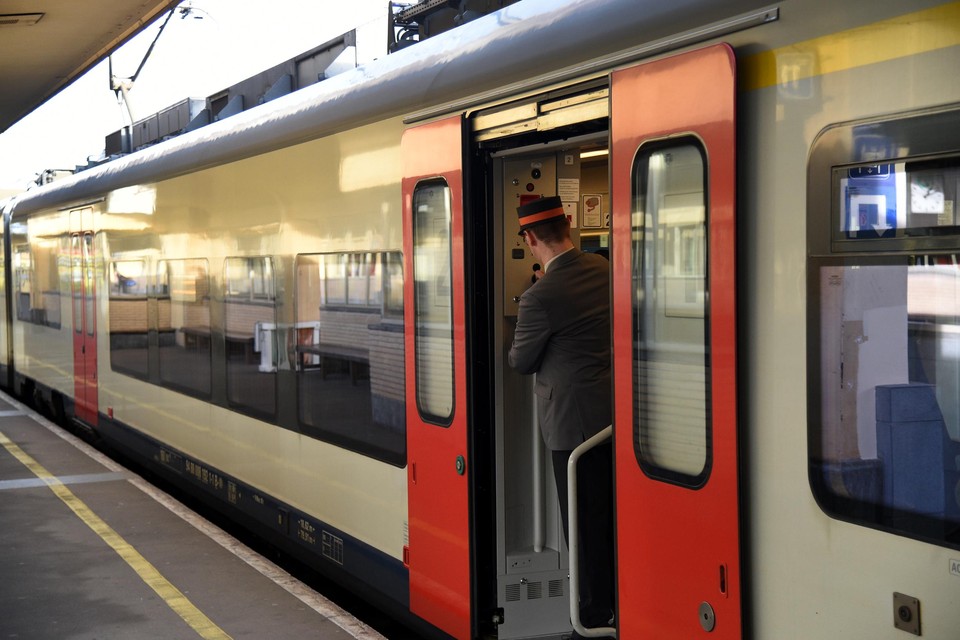 Via een app kan een reiziger meteen zien hoe drukbezet de trein is. 