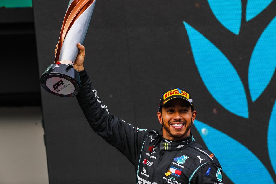 Lewis Hamilton viert het behalen van zijn zevende wereldtitel in de Formule 1 in 2020