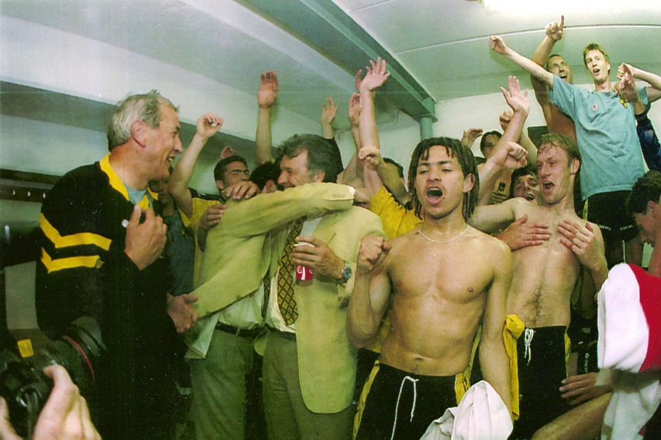 Op 25 mei 1997 werd Lierse, na een lange strijd met Club Brugge, landskampioen na een 0-3-overwinning op het veld van Standard. Zefilho (hier naast coach Eric Gerets en Bart De Roover) bouwt een feestje. 