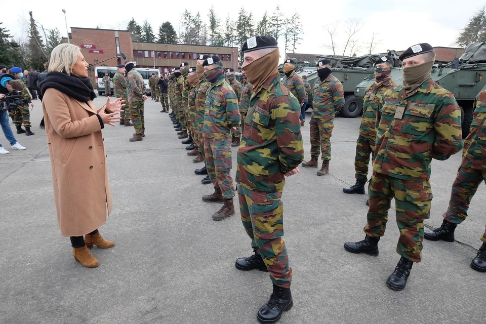 Minister Dedonder bezocht dinsdag infanteristen van de 1ste/3de Lansiers uit Marche-en-Famenne. Zij maken ruim de helft uit van de 300 militairen die België naar Roemenië stuurt. “De eersten zijn al onderweg.” 