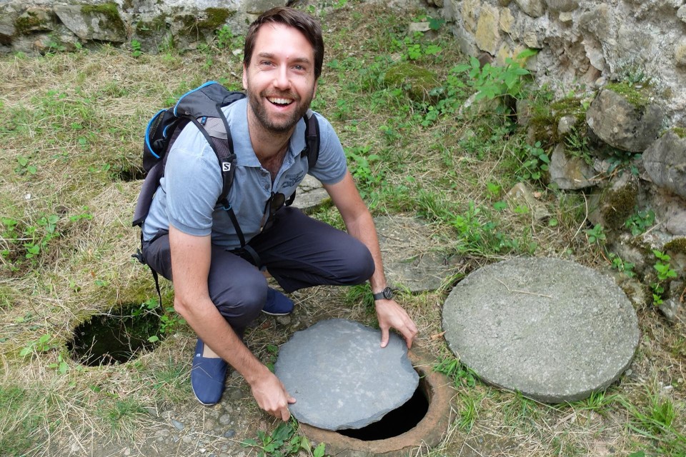 Archeoloog Dimitri Van Limbergen bij de restanten van een antieke wijnkelder in Georgië. 