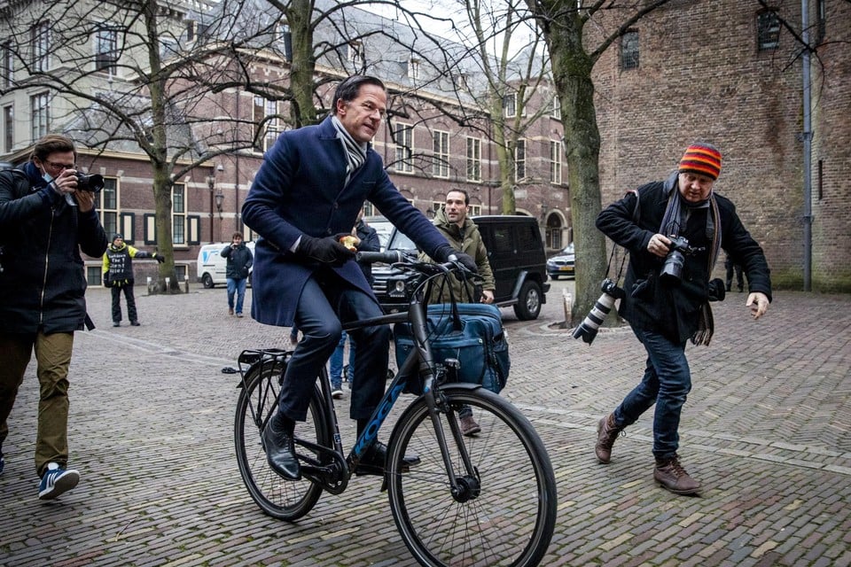 Mark Rutte kwam vrijdagochtend per fiets toe aan het Binnenhof in Den Haag voor de ministerraad 
