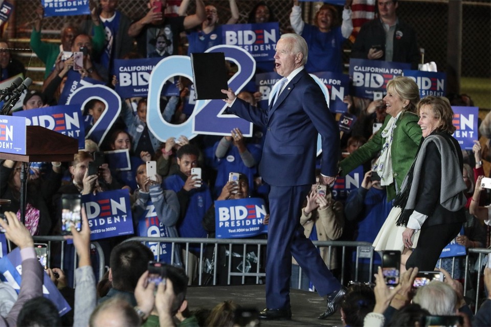 Joe Biden viert zijn overwinning. 