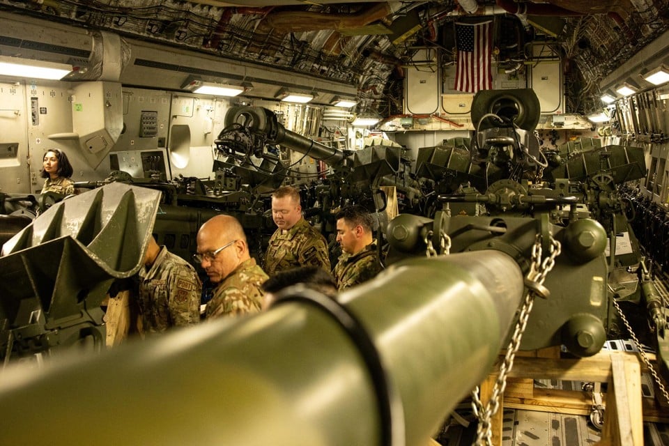 De Amerikaanse marine laadt M777 Howitzers voor Oekraïne. 