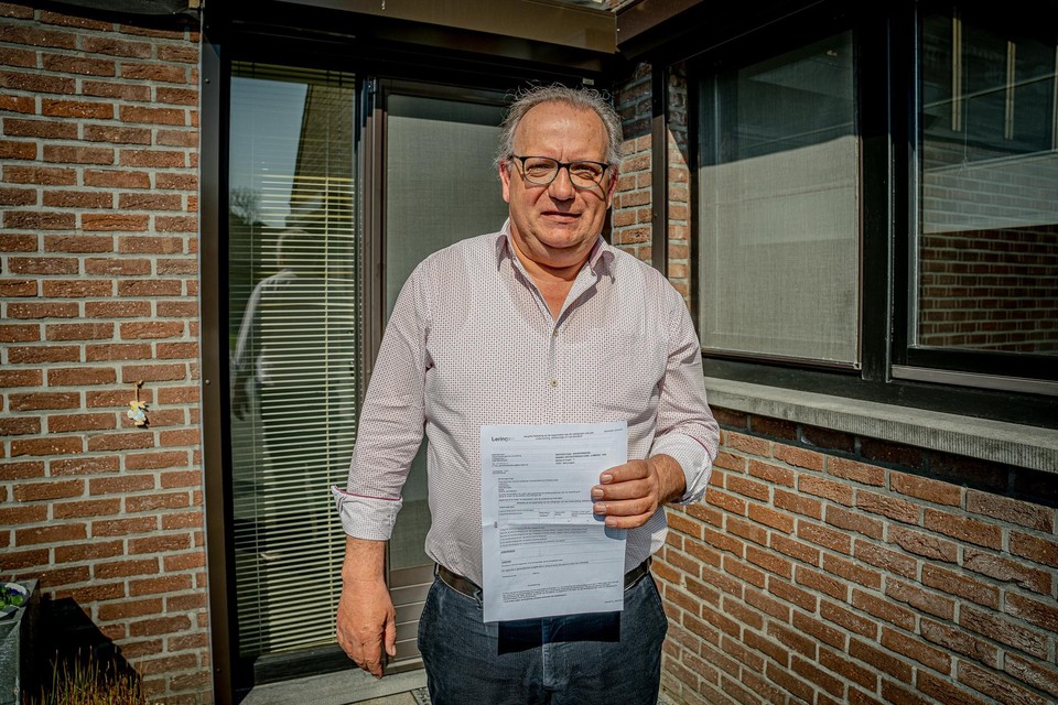 Mark Demulder, voorzitter bij het Provinciaal Hoofdverbond Karabijnschuttersgilden Limburg vzw aan zijn woning in Koersel. 