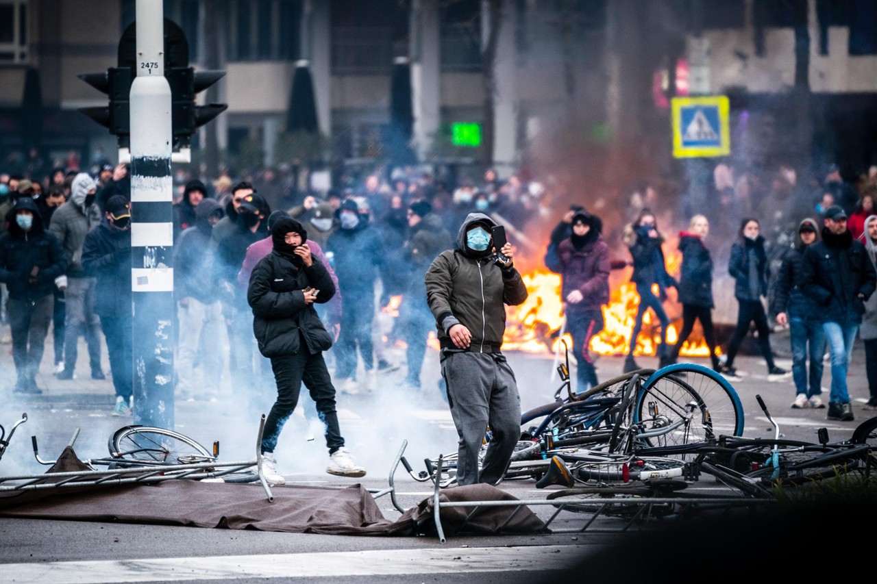 Avondklok In Nederland Hangt Aan Zijden Draadje Het Belang Van Limburg Mobile