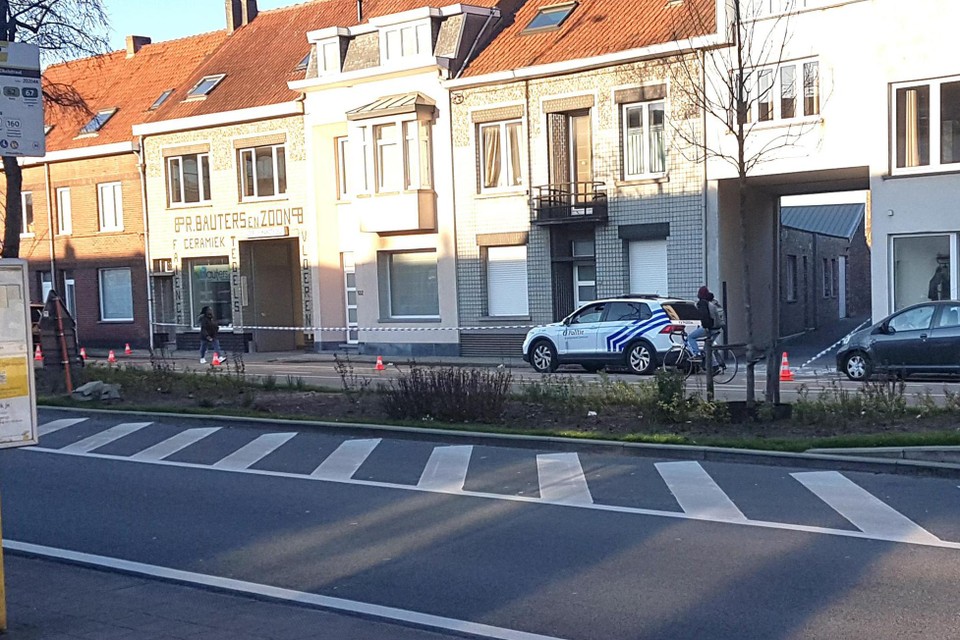 De woning in de Molenstraat werd afgesloten door politielinten.