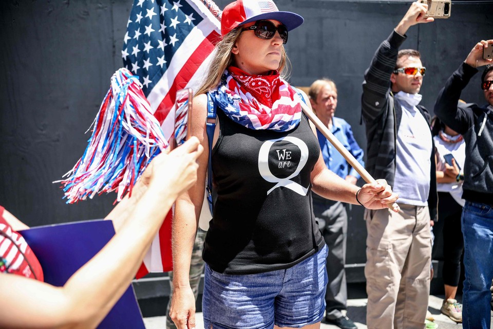 Qanon-’believers’ tijdens een protestactie om de Amerikaanse staat Californië te ‘heropenen’.  