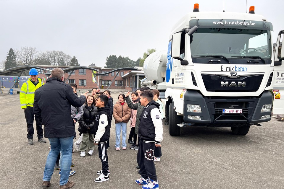 Op de speelplaats van Sint-Jozef in Hoevenzavel konden de kinderen leren wat ze best doen als ze met de fiets of te voet in de buurt van een vrachtwagen of bus komen.