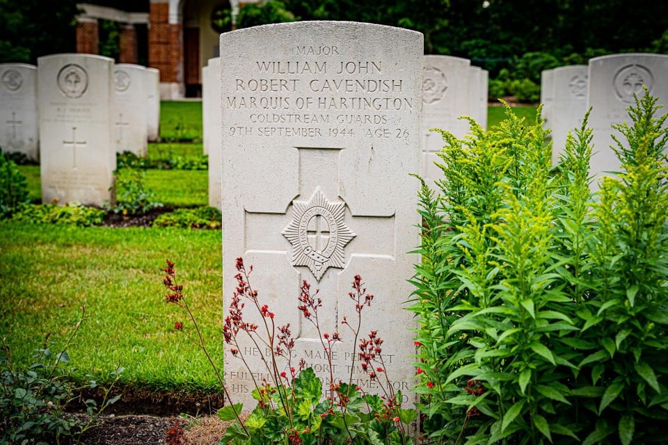 Op het ‘Engels kerkhof’ in Leopoldsburg bevinden zich 798 oorlogsgraven. Eén daarvan is dat van majoor William Cavendish, de schoonbroer van de latere president John F. Kennedy. 