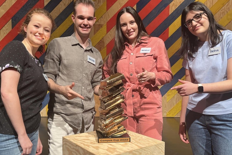 Linde, Maxim, Michelle en Derya azen op de Campus Cup-trofee. 