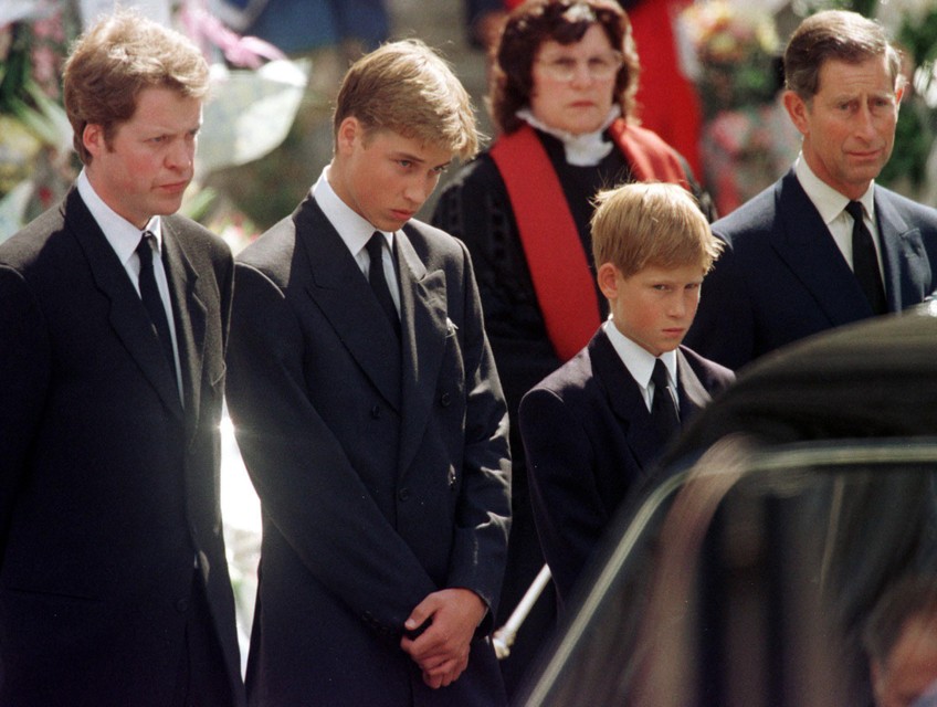Earl Spencer (links) op de begrafenis van zijn zus Diana