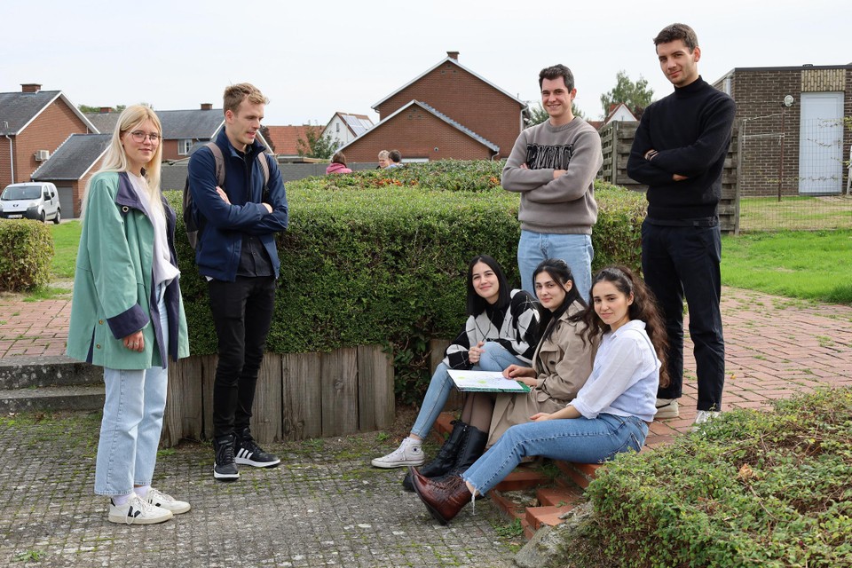 De studenten (interieur)architectuur van de UHasselt onderzoeken hoe ze de leefkwaliteit in de wijk Hoefkamp in Dilsen kunnen verhogen. 
