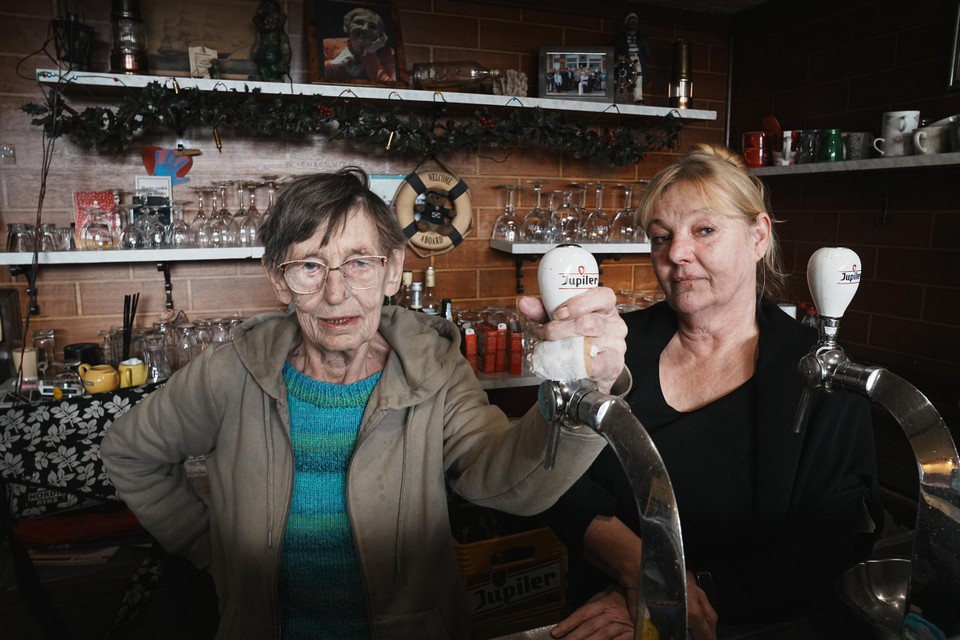 Dochter Martine hielp haar moeder donderdag in het café: “We zijn blij dat ze hier nog is. Mama is 87 jaar, door de stress had ze een hartaanval kunnen doen.
