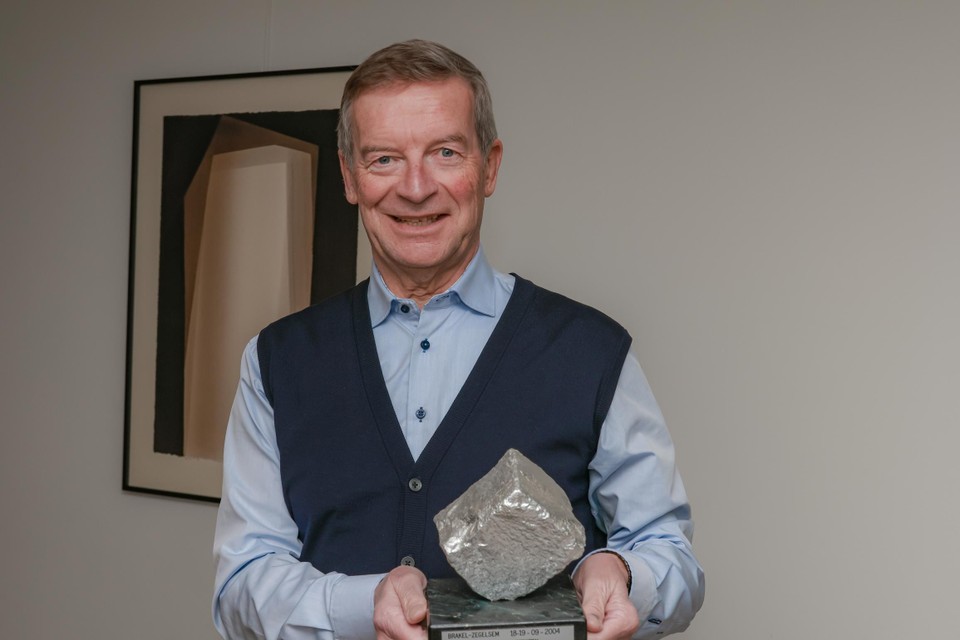 Sauwens ontving een zilveren kassei van de gemeente Brakel.