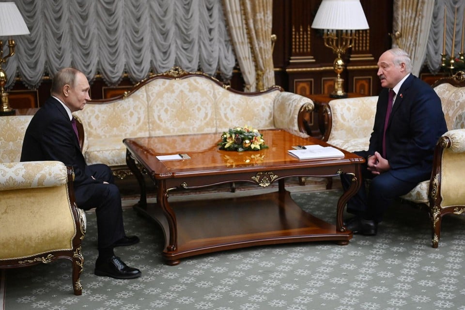 Vladimir Poetin (links) was al sinds 2019 niet meer bij zijn bondgenoot Aleksandr Loekasjenko langsgeweest. 