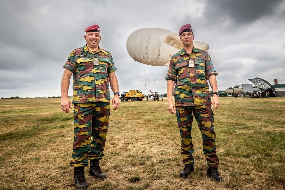 Dré Ramaekers (links) en Ronny Smeers, twee ervaren paracommando’s, werken nu in het Trainingscentrum voor Parachutisten in Schaffen: “Leren springen? Dat is een kwestie van dril.”   