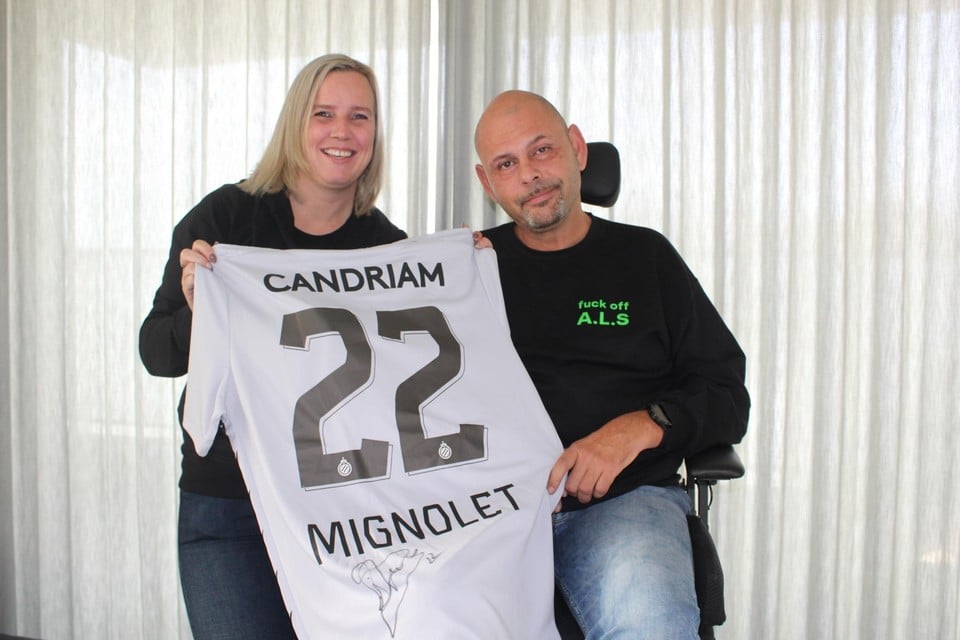De verkoop van het shirt van Simon Mignolet bracht al 245 euro op. 