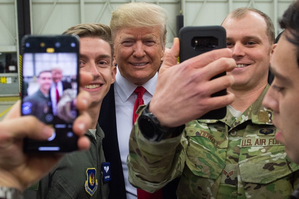 President Trump bij een bezoek aan de Amerikaanse legerbasis in het Duitse Ramstein. 