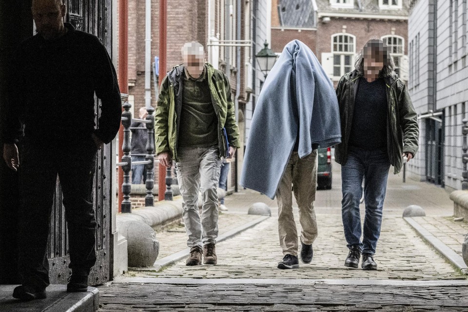 Gunter U. wordt onder een deken binnengeleid bij de onderzoeksrechter in Turnhout. Hij is aangehouden voor de moord op juf Mieke. 