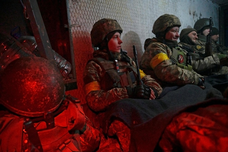 Oekraïense soldaten in een schuilkelder bij het militaire vliegveld van Vasylkiv. 