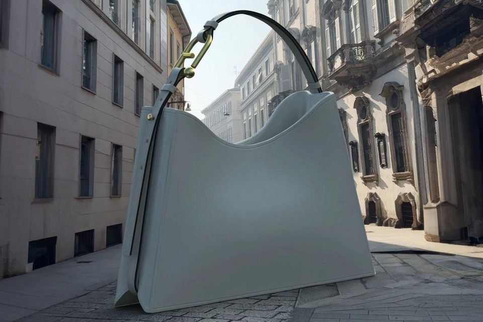 De nieuwe handtas als uitvergrote eyecatcher in de straten van Milaan.