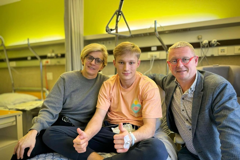 Martin Perin met zijn ouders in het ziekenhuis.