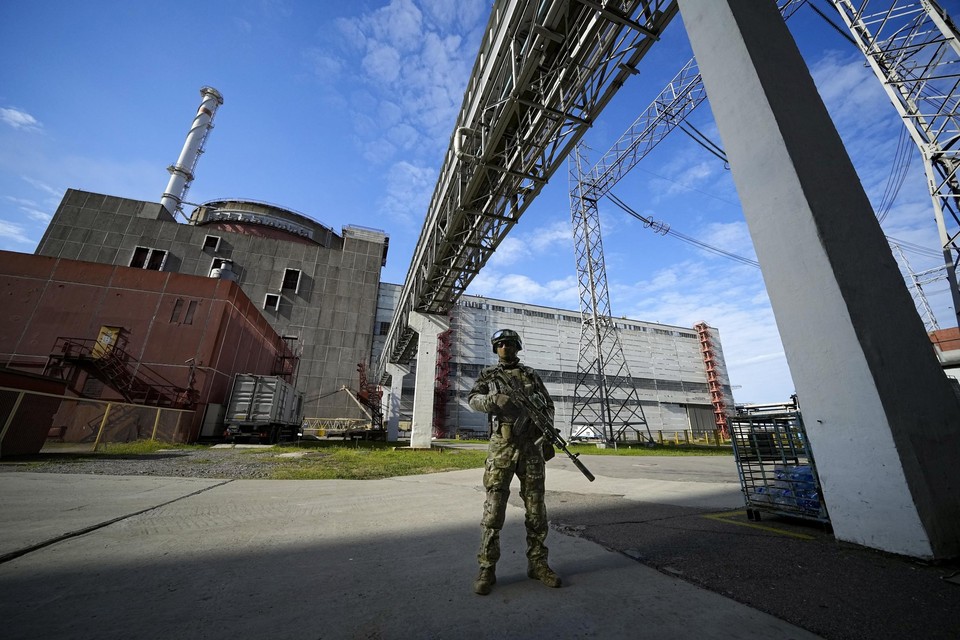 Een Russische militair bewaakt de kerncentrale in Zaporizja. 