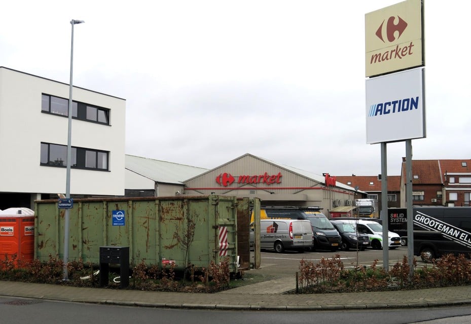 Deze week werd de winkel volledig in gereedheid gebracht bij de lokale Carrefour Market aan de Zaatstraat, inclusief grote aankondigingsborden.