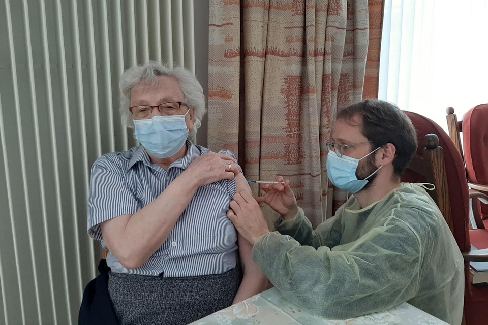 Zuster Marie Jeanne Ilsen (90) is erg blij met het vaccin. 