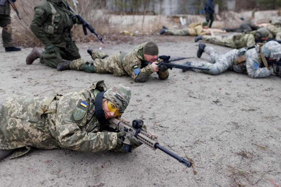 Oekraïense soldaten trainen voor de strijd. Vooralsnog levert België geen militair materieel aan Oekraïne zelf. 