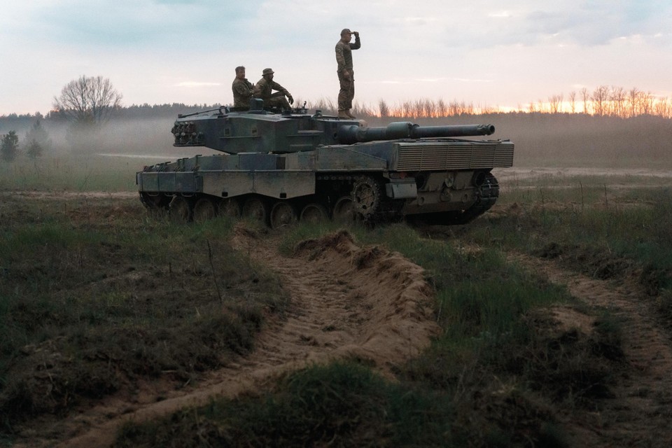 Oekraïense militairen oefenen met Leopard-tanks op een testlocatie in Oekraïne (archieffoto mei 2023).