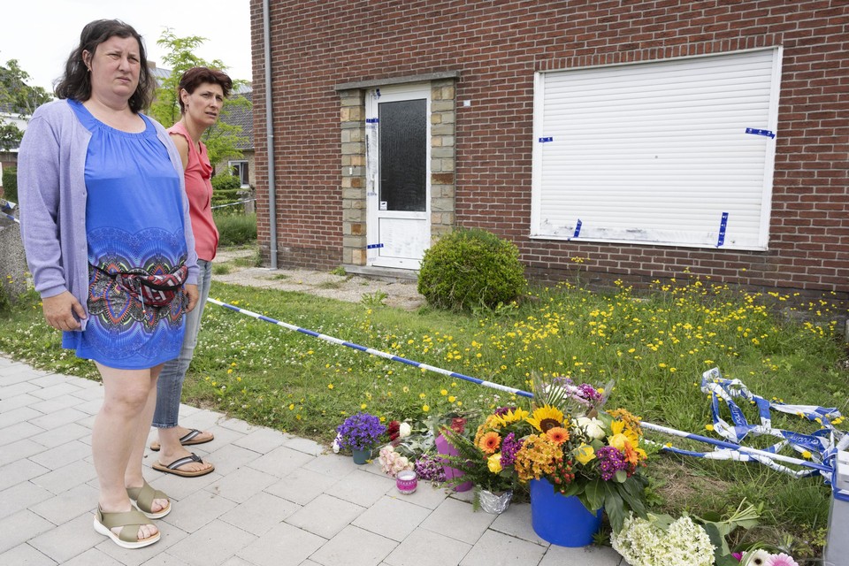 Heidi Mertens en Birgit Clevers staan even stil bij het huis in de Rodenbachstraat in Merksplas waar de dodelijke gijzeling zich afspeelde. 